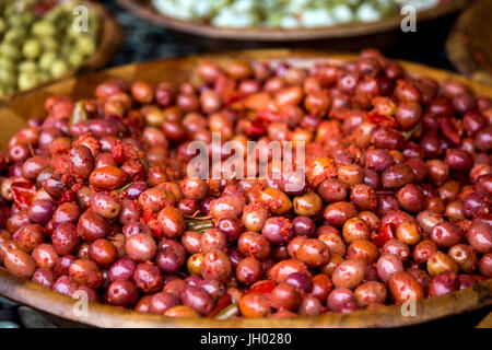 Olives rouge sur une grande plaque en bois au marché de Wazemmes (marché de Wazemmes), Lille, France Banque D'Images