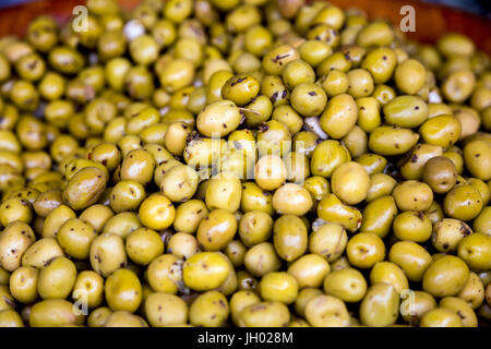 Green olives épicées au marché de Wazemmes, Lille, France Banque D'Images