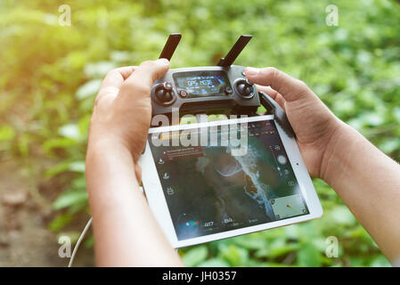 Los Angeles, USA - 9 juillet 2017 : la prise de photos avec vrombissement d'ocean coast. Drone Hands holding remote controller Banque D'Images