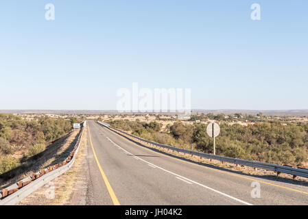 Un pont sur la N8-route sur la rivière Vaal avec Schmidtsfrift, un village de la Province du Cap du Nord de l'Afrique du Sud, à l'arrière Banque D'Images