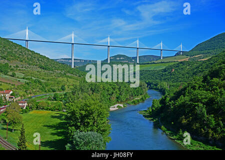 Le viaduc de Millau au-dessus de la vallée du Tarn, Aveyron, Massif-Central, France Banque D'Images