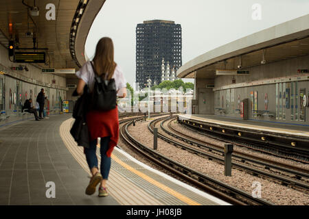 Vue générale de la tour de Grenfell Wood Lane station dans l'ouest de Londres. Les survivants de la tragédie sont tour Grenfell de marquer quatre semaines depuis l'incendie dévastateur en rendant hommage à ceux qui ont été tués. Banque D'Images