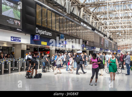 Les passagers, concourse, départs et entrées de la plate-forme à la gare de Waterloo, un grand terminal de chemin de fer à Lambeth, au centre de Londres. Banque D'Images