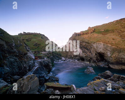 Château de Tintagel et la grotte de Merlin, Tintagel, en Cornouailles, à au sud-est de la côte de l'Île à la cour et la partie inférieure et supérieure courty Banque D'Images