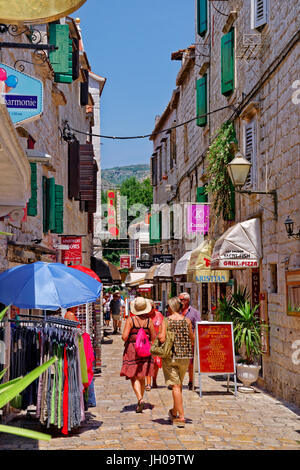 Clients dans les ruelles de Trogir, Croatie. Banque D'Images