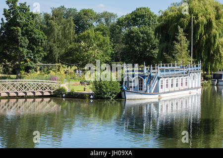 Magdalen College péniche amarrée sur la Tamise à Streatley on Thames, Oxfordshire du Sud, Royaume-Uni. Banque D'Images