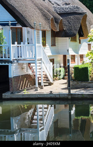 Riverside cottage de chaume, Goring-on-Thames, Oxfordshire, Angleterre du Sud Banque D'Images