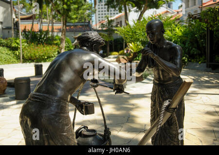 Statue commémorant les colons indiens de Telok Ayer, dont de nombreux commerçants de lait. Telok Ayer vert, Chinatown, Singapour Banque D'Images