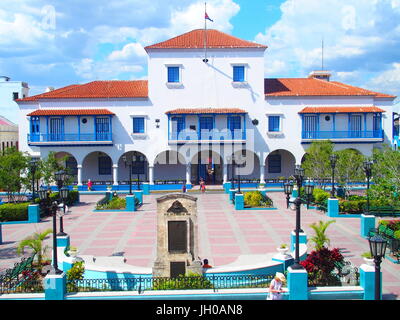 Hôtel de ville de Santiago de Cuba avec la beauté de la ville et de la place de couleur bleu ciel nuageux ensoleillé chaud en 2017, le printemps de l'AMÉRIQUE DU NORD sur Mars. Banque D'Images