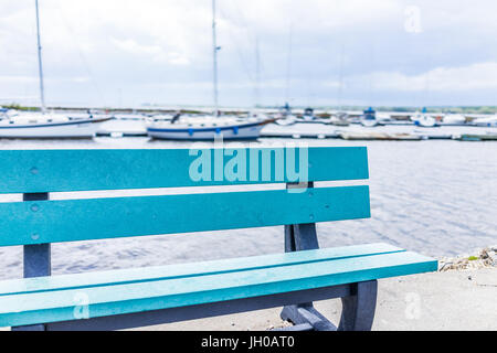 Bleu vide banc avec vue sur le fleuve Saint-Laurent au Québec, Canada au cours de l'été avec des bateaux dans le port Banque D'Images