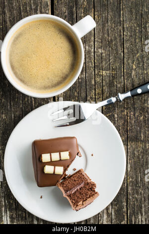 Moelleux au chocolat, dessert sur assiette dessert et café tasse. Vue d'en haut. Banque D'Images