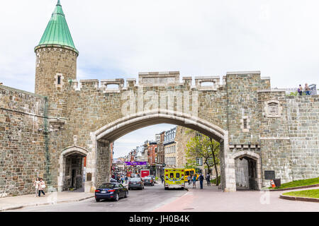 La ville de Québec, Canada - 29 mai 2017 : Saint John's Gate d'entrée de la forteresse de rue de la vieille ville avec des voitures et des gens qui marchent Banque D'Images