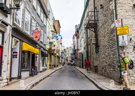 La ville de Québec, Canada - 29 mai 2017 : vieille ville alley street avec ses boutiques et magasins avec mur de pierre bâtiments Banque D'Images