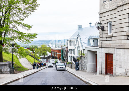 La ville de Québec, Canada - 29 mai 2017 : vieille ville rue en pente sur la pente avec des gens à monter par park Banque D'Images