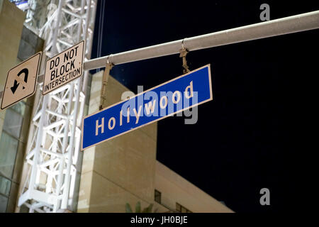 Los Angeles, Californie, USA - 24 juin 2017 : Hollywood Blvd street sign de nuit sur hollywood boulevard Banque D'Images