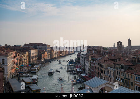 Donnant sur le pont du Rialto et le Grand Canal de la plate-forme d'observation sur le toit sur le T Fondaco dei Tedeschi shopping centre Banque D'Images