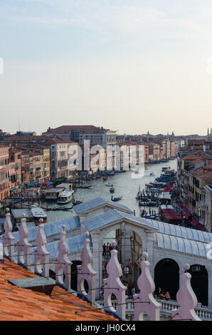 Donnant sur le pont du Rialto et le Grand Canal de la plate-forme d'observation sur le toit sur le T Fondaco dei Tedeschi shopping centre Banque D'Images