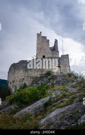 Arco Château ou Castello di Arco - un château en ruine qui se trouve au-dessus de la ville d'Arco, dans la vallée du Sarca dans le Trentin, en Italie du Nord Banque D'Images