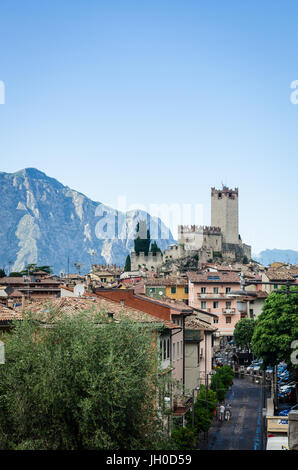 En regardant la ville italienne de Malcesine vers Château Scaliger, sur la rive orientale du lac de Garde Banque D'Images