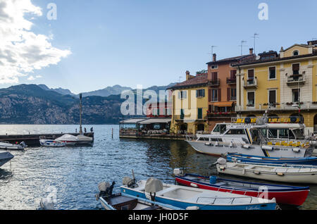 La ville italienne de Malcesine sur les rives du lac de Garde, le plus grand lac de l'Italie Banque D'Images