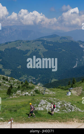 Vue depuis le haut de la Télécabine Monte Baldo Malcesine ci-dessus, le lac de Garde, Italie Banque D'Images