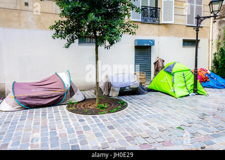 Les sans-abri camper dans des tentes sur un côté de Paris à pied. Banque D'Images