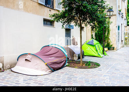 Les sans-abri camper dans des tentes sur un côté de Paris à pied. Banque D'Images