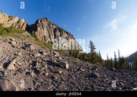 Un escarpement rocheux au-dessus de lits dans les lacs Mammoth Lakes Basin. La falaise forme la limite sud-est de la station de ski de Mammoth Mountain. Banque D'Images