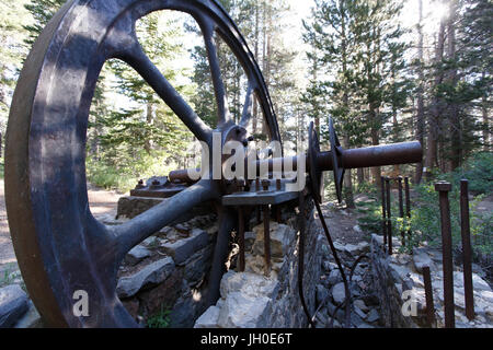 Vestiges de l'usine Stampmill Ville, érigée par l'usine de traitement de l'or des mineurs qui s'installe à Mammoth Lakes, CA dans les années 1870. Banque D'Images