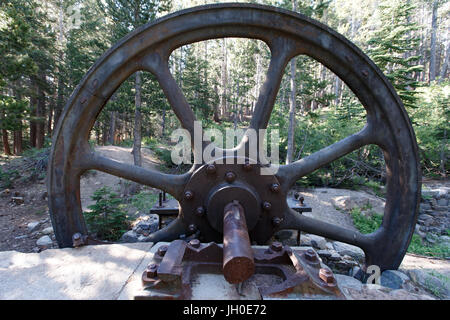 Vestiges de l'usine Stampmill Ville, érigée par l'usine de traitement de l'or des mineurs qui s'installe à Mammoth Lakes, CA dans les années 1870. Banque D'Images