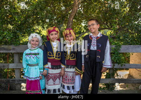 4, 4, Greek-Americans, 3 filles, 1 garçon, Greek Folk Dancers, costumes traditionnels, Festival Grec Marin, ville de Novato, comté de Marin, en Californie Banque D'Images