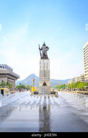 Jun 19, 2017 La place Gwanghwamun avec la statue de l'amiral Yi Sun-sin à Séoul Banque D'Images