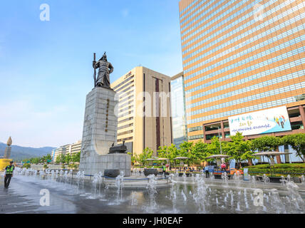 Jun 19, 2017 La place Gwanghwamun avec la statue de l'amiral Yi Sun-sin à Séoul Banque D'Images