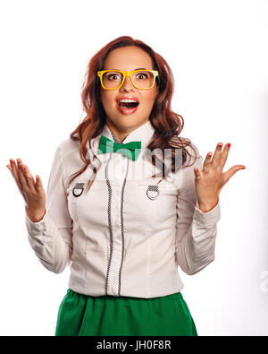 Jeune fille attirante en blouse, lunettes et noeud papillon. Il est surpris, heureux et joyeux. La mode moderne. Style d'affaires. De saison promotions Banque D'Images