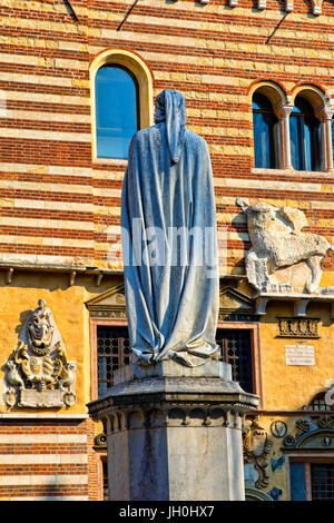 Statue de Dante dans La Piazza dei Signori, Vérone Banque D'Images