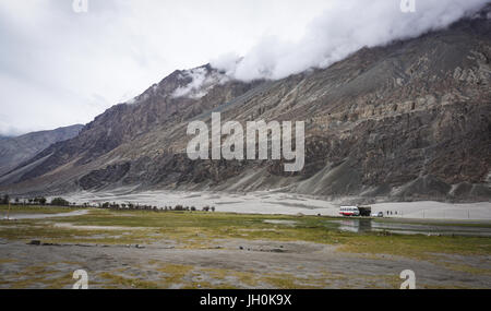 Le Ladakh, Inde - Juillet 19, 2015. Paysage de montagne au Ladakh, Inde. Le Ladakh est le plus haut plateau, dans l'état de Jammu-et-Cachemire avec beaucoup d'être o Banque D'Images