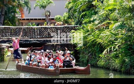 Honolulu, Hawaii - le 27 mai 2016:Les visiteurs du Centre Culturel Polynésien, une destination touristique populaire, sont pagayé en aval sur un canot par leurs Banque D'Images