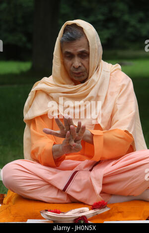 Swami Veetamohanda effectuant une puja dans le jardin de la centre védantique Ramakrishna. Gretz. La France. Banque D'Images
