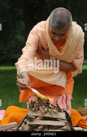 Swami Veetamohanda effectuant l'homa rituel du feu dans le jardin de la centre védantique Ramakrishna. Gretz. La France. Banque D'Images