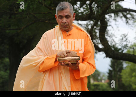 Swami Veetamohanda effectuant un rituel dans le jardin de la centre védantique Ramakrishna. Gretz. La France. Banque D'Images