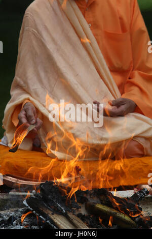 Swami Veetamohanda effectuant l'homa rituel du feu dans le jardin de la centre védantique Ramakrishna. Gretz. La France. Banque D'Images