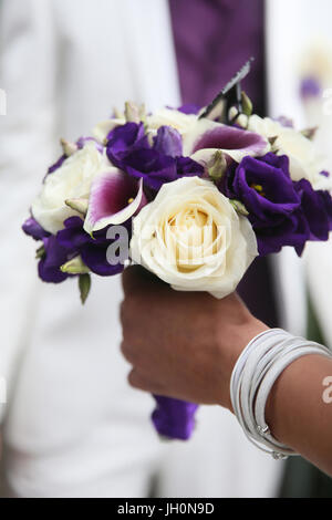Bride holding bouquet de roses. La France. Banque D'Images