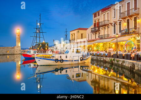 Soirée au vieux port vénitien, phare en arrière-plan, Rethymno, Crète, Grèce Banque D'Images