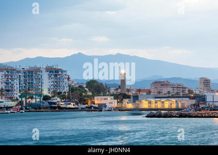 Phare dans le port d'Estepona. Province de Málaga, Andalousie, Espagne Banque D'Images