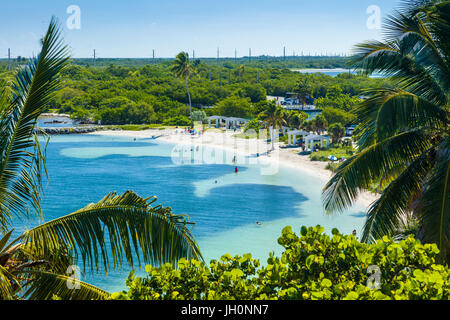 À l'assainissement de l'eau claire à la plage des Calusa Bahia Honda State Park sur Big Pine Key dans les Florida Keys Banque D'Images