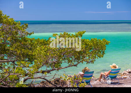 L'assainissement de l'eau claire à Sandspur Beach à Bahia Honda State Park sur Big Pine Key dans les Florida Keys Banque D'Images