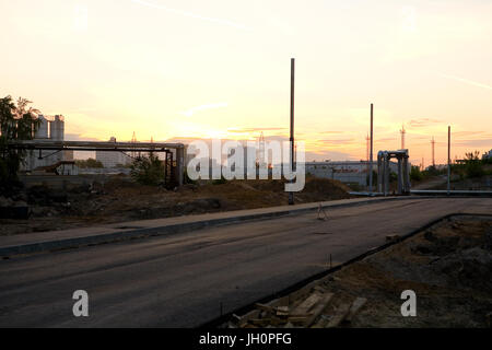 Une nouvelle route en construction de piliers pour les lampadaires à l'aube. Le territoire de l'ancienne usine ZIL. Moscou, Russie. Banque D'Images