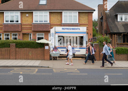 4 juillet 2017. Profils Têtes de rues autour de la pendant le tennis de Wimbledon dans la banlieue sud-ouest de Londres. Credit : Malcolm Park / Alamy. Banque D'Images