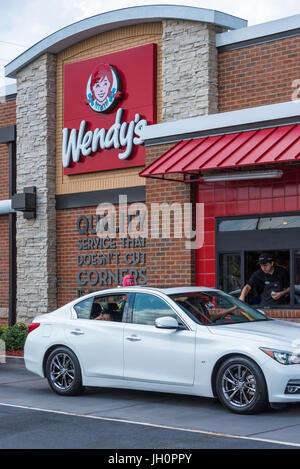 Drive-thru client chez Wendy's, un fast food international américain populaire chaîne de restaurants. Banque D'Images