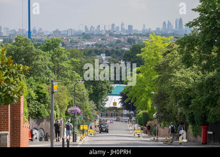 4 juillet 2017. Profils Têtes de rues autour de la pendant le tennis de Wimbledon dans la banlieue sud-ouest de Londres. Credit : Malcolm Park / Alamy. Banque D'Images